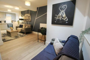 Spacious 1 Bed Apartment 1 Minute Walk from Square